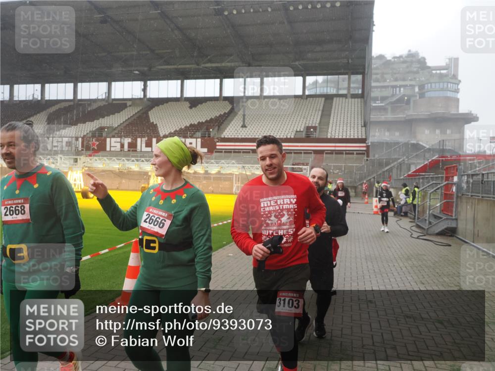 07.12.2025 - St. Pauli X-Mass-Run No. 15 Fabian Wolf http://msf.ph/oto/9393073 07.12.2025 10:15:21 Ziel 308, 431, 436, 438, 1180, 1183, 1885, 2666, 2667, 2668, 3103, 4494, 4536 meine-sportfotos.de