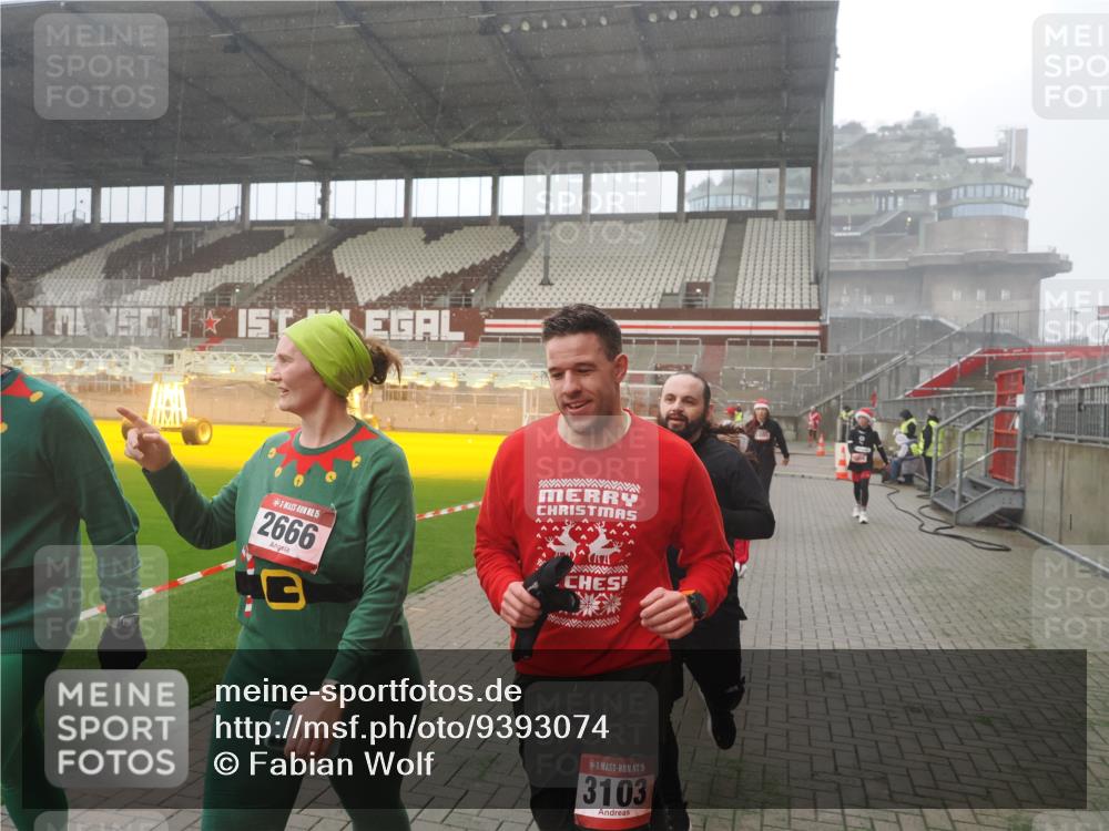 07.12.2025 - St. Pauli X-Mass-Run No. 15 Fabian Wolf http://msf.ph/oto/9393074 07.12.2025 10:15:22 Ziel 308, 431, 436, 438, 1180, 1183, 1885, 2666, 2667, 2668, 3103, 4494, 4536 meine-sportfotos.de