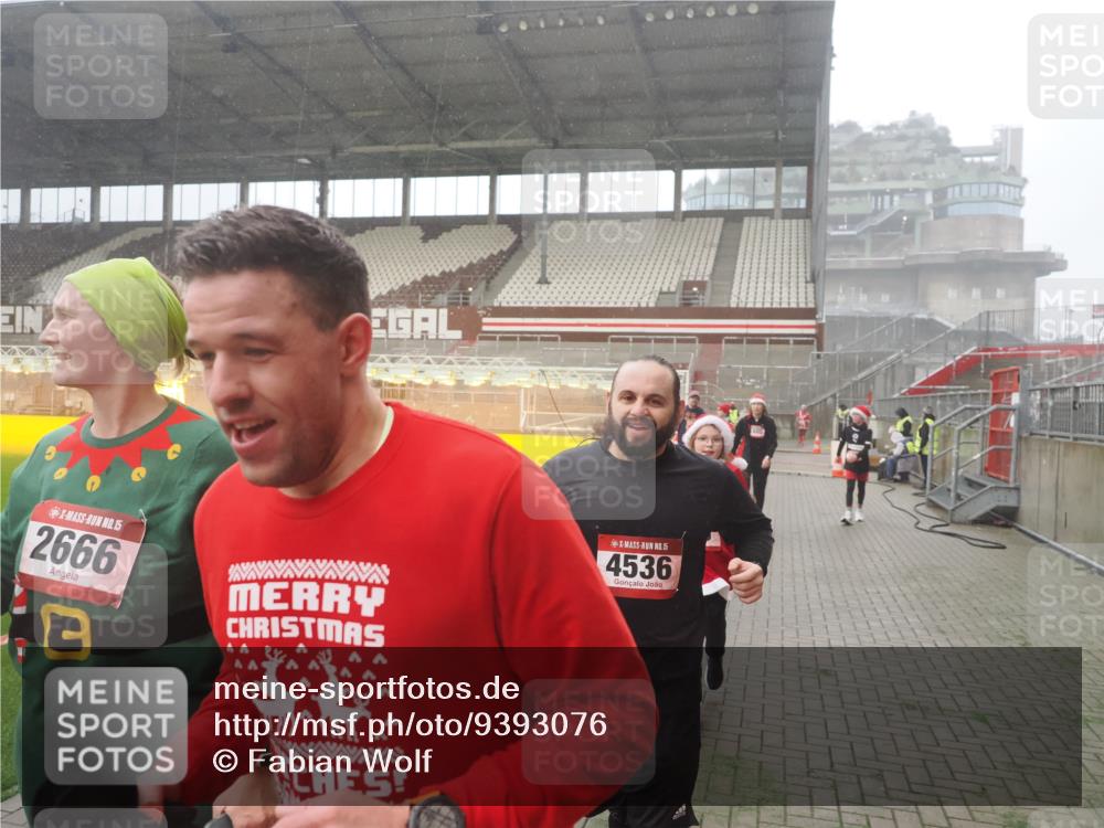 07.12.2025 - St. Pauli X-Mass-Run No. 15 Fabian Wolf http://msf.ph/oto/9393076 07.12.2025 10:15:22 Ziel 308, 431, 436, 438, 1180, 1183, 1885, 2666, 2667, 2668, 3103, 4494, 4536 meine-sportfotos.de