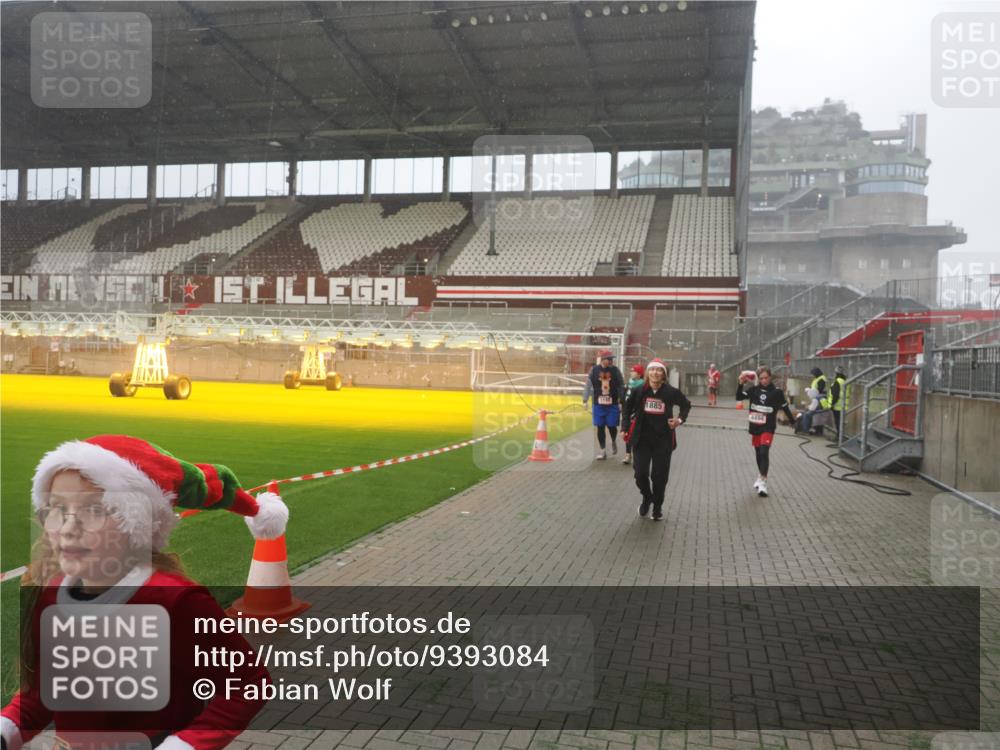 07.12.2025 - St. Pauli X-Mass-Run No. 15 Fabian Wolf http://msf.ph/oto/9393084 07.12.2025 10:15:24 Ziel 431, 436, 438, 1180, 1183, 1885, 2666, 2667, 2668, 3103, 4494, 4536 meine-sportfotos.de