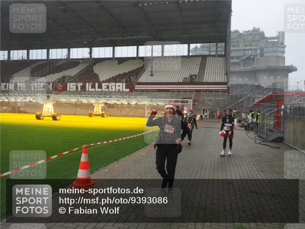 07.12.2025 - St. Pauli X-Mass-Run No. 15 Fabian Wolf http://msf.ph/oto/9393086 07.12.2025 10:15:25 Ziel 431, 436, 438, 1180, 1183, 1885, 3103, 4494, 4536 meine-sportfotos.de