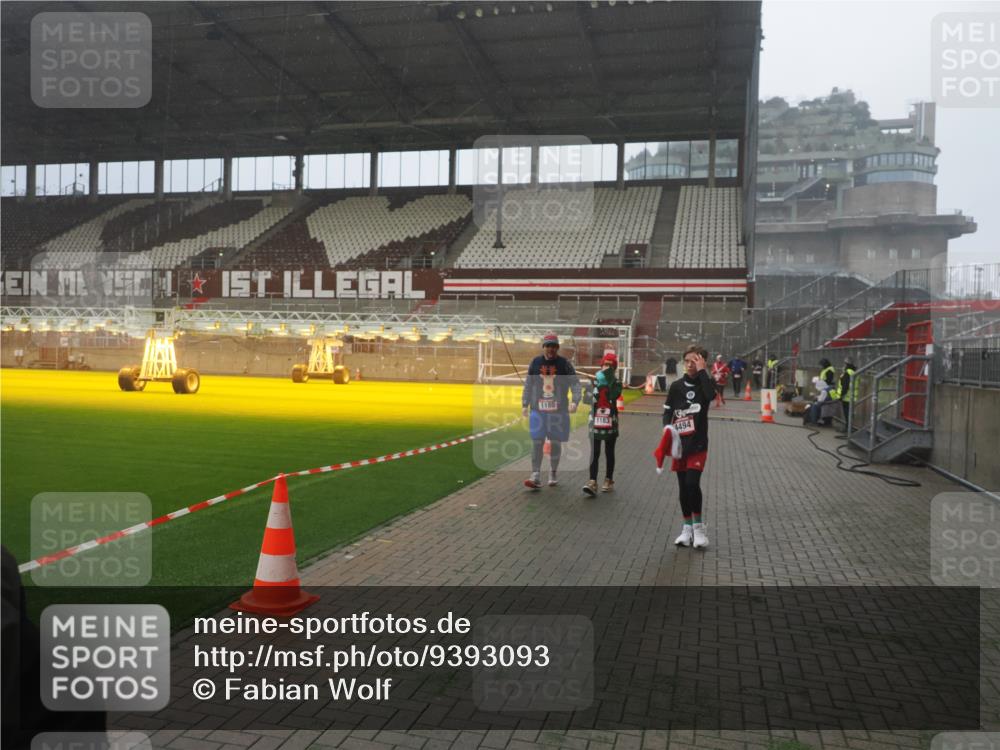 07.12.2025 - St. Pauli X-Mass-Run No. 15 Fabian Wolf http://msf.ph/oto/9393093 07.12.2025 10:15:26 Ziel 431, 436, 438, 1180, 1183, 1885, 3053, 3103, 4494, 4536 meine-sportfotos.de
