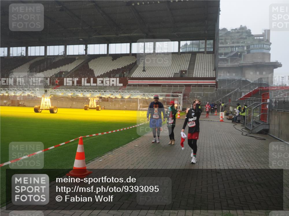 07.12.2025 - St. Pauli X-Mass-Run No. 15 Fabian Wolf http://msf.ph/oto/9393095 07.12.2025 10:15:27 Ziel 431, 436, 438, 1180, 1183, 1885, 3053, 3103, 4494, 4536 meine-sportfotos.de