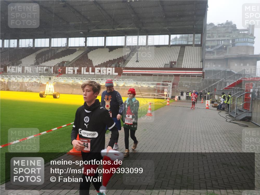 07.12.2025 - St. Pauli X-Mass-Run No. 15 Fabian Wolf http://msf.ph/oto/9393099 07.12.2025 10:15:30 Ziel 431, 436, 1180, 1183, 1885, 2745, 3053, 3103, 4494, 4536 meine-sportfotos.de