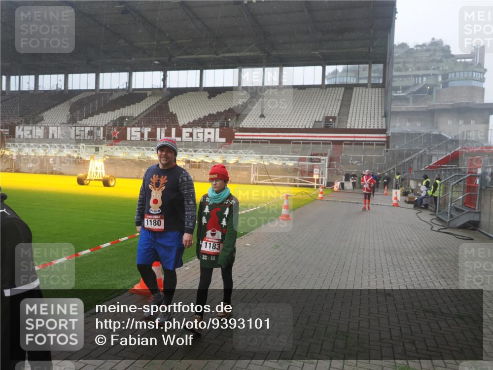 07.12.2025 - St. Pauli X-Mass-Run No. 15 Fabian Wolf http://msf.ph/oto/9393101 07.12.2025 10:15:30 Ziel 431, 436, 1180, 1183, 1885, 2745, 3053, 3103, 4494, 4536 meine-sportfotos.de