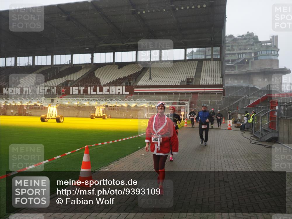07.12.2025 - St. Pauli X-Mass-Run No. 15 Fabian Wolf http://msf.ph/oto/9393109 07.12.2025 10:15:38 Ziel 2641, 2645, 2652, 2658, 2659, 2745, 3053, 4455 meine-sportfotos.de