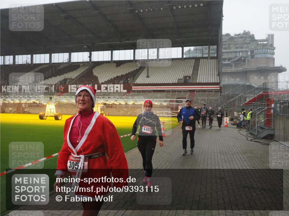 07.12.2025 - St. Pauli X-Mass-Run No. 15 Fabian Wolf http://msf.ph/oto/9393115 07.12.2025 10:15:40 Ziel 2641, 2645, 2652, 2658, 2659, 2745, 3053, 4455 meine-sportfotos.de