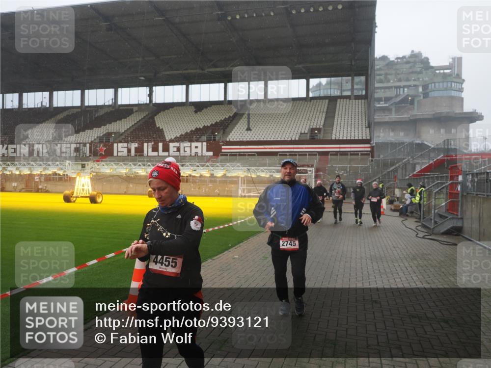 07.12.2025 - St. Pauli X-Mass-Run No. 15 Fabian Wolf http://msf.ph/oto/9393121 07.12.2025 10:15:41 Ziel 2641, 2645, 2652, 2658, 2659, 2745, 3053, 4455 meine-sportfotos.de