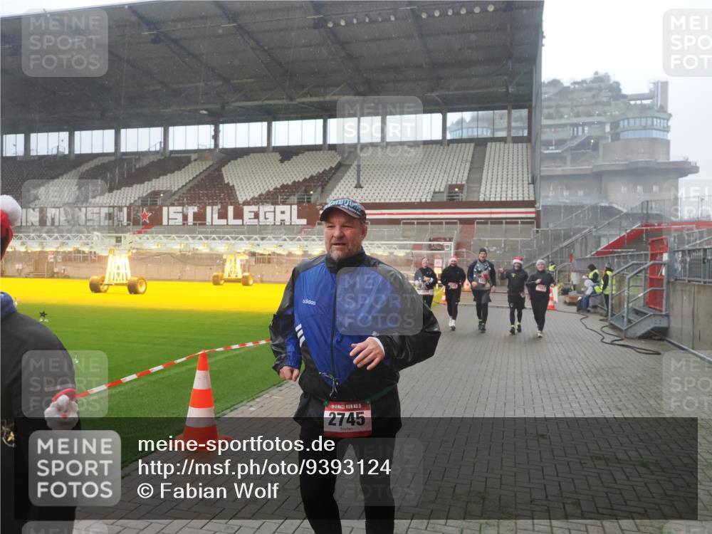 07.12.2025 - St. Pauli X-Mass-Run No. 15 Fabian Wolf http://msf.ph/oto/9393124 07.12.2025 10:15:42 Ziel 2641, 2645, 2652, 2658, 2659, 2745, 3053, 4455 meine-sportfotos.de