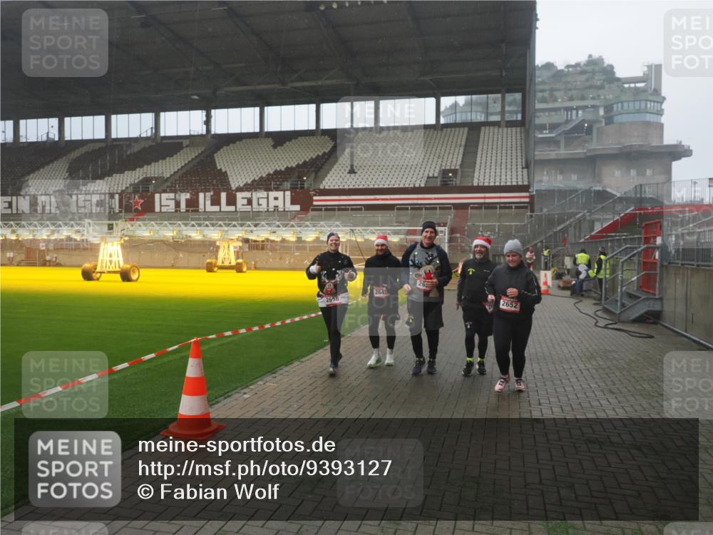 07.12.2025 - St. Pauli X-Mass-Run No. 15 Fabian Wolf http://msf.ph/oto/9393127 07.12.2025 10:15:46 Ziel 2641, 2645, 2652, 2658, 2659, 2745, 3053, 4455 meine-sportfotos.de