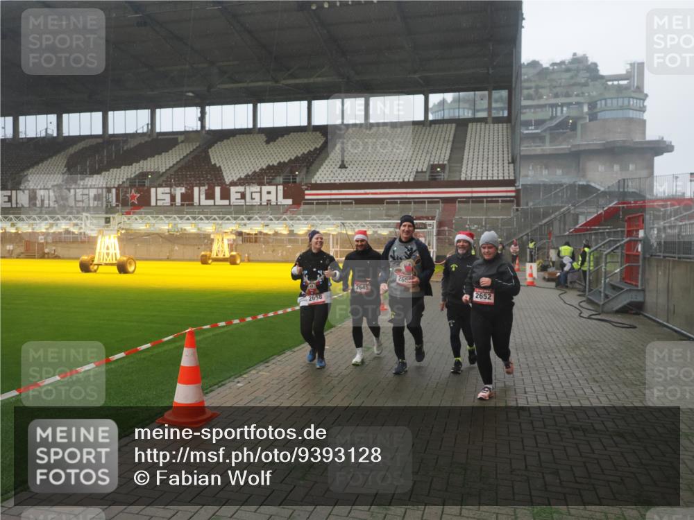07.12.2025 - St. Pauli X-Mass-Run No. 15 Fabian Wolf http://msf.ph/oto/9393128 07.12.2025 10:15:46 Ziel 2641, 2645, 2652, 2658, 2659, 2745, 3053, 4455 meine-sportfotos.de