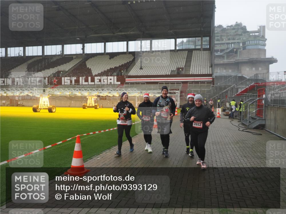 07.12.2025 - St. Pauli X-Mass-Run No. 15 Fabian Wolf http://msf.ph/oto/9393129 07.12.2025 10:15:46 Ziel 2641, 2645, 2652, 2658, 2659, 2745, 3053, 4455 meine-sportfotos.de