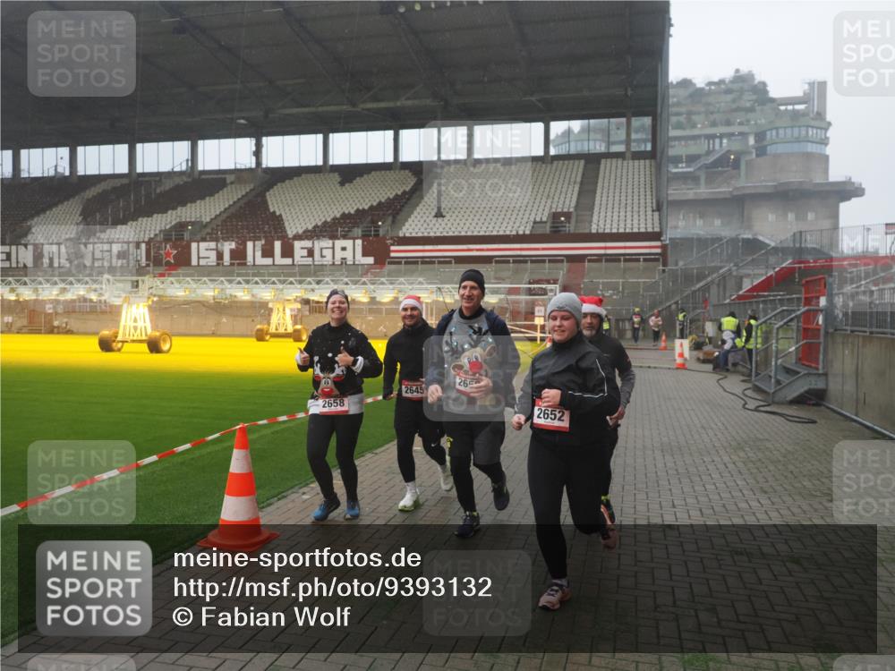 07.12.2025 - St. Pauli X-Mass-Run No. 15 Fabian Wolf http://msf.ph/oto/9393132 07.12.2025 10:15:47 Ziel 2641, 2645, 2652, 2658, 2659, 2745, 4455 meine-sportfotos.de