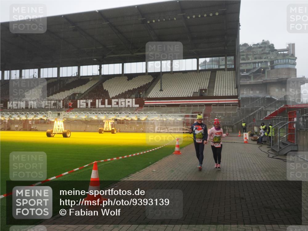 07.12.2025 - St. Pauli X-Mass-Run No. 15 Fabian Wolf http://msf.ph/oto/9393139 07.12.2025 10:16:02 Ziel 2545, 2546 meine-sportfotos.de