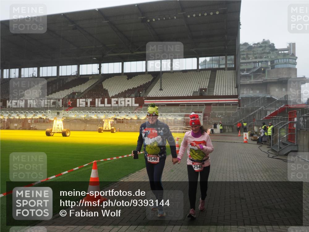 07.12.2025 - St. Pauli X-Mass-Run No. 15 Fabian Wolf http://msf.ph/oto/9393144 07.12.2025 10:16:04 Ziel 2545, 2546 meine-sportfotos.de
