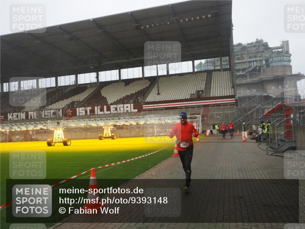 07.12.2025 - St. Pauli X-Mass-Run No. 15 Fabian Wolf http://msf.ph/oto/9393148 07.12.2025 10:16:14 Ziel 394, 1328, 2743 meine-sportfotos.de