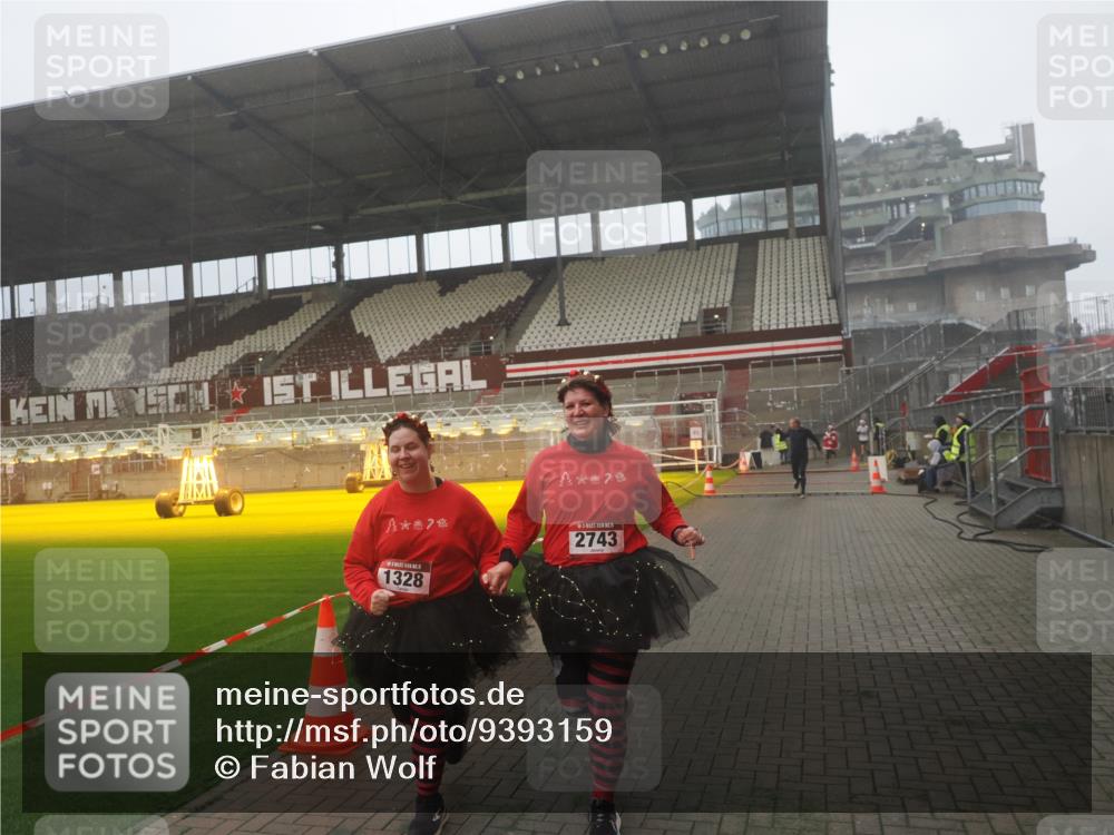 07.12.2025 - St. Pauli X-Mass-Run No. 15 Fabian Wolf http://msf.ph/oto/9393159 07.12.2025 10:16:23 Ziel 394, 1328, 2743 meine-sportfotos.de