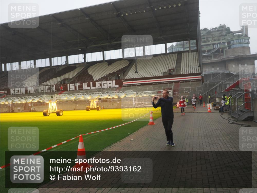 07.12.2025 - St. Pauli X-Mass-Run No. 15 Fabian Wolf http://msf.ph/oto/9393162 07.12.2025 10:16:28 Ziel 394, 1328, 2743, 4362, 4510 meine-sportfotos.de