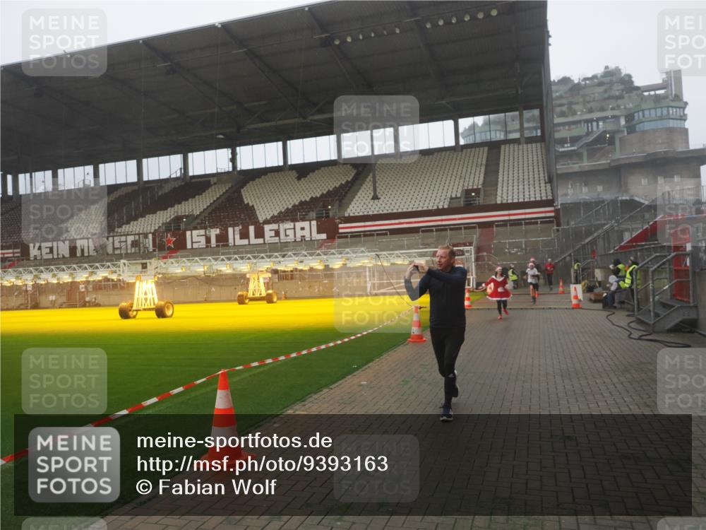 07.12.2025 - St. Pauli X-Mass-Run No. 15 Fabian Wolf http://msf.ph/oto/9393163 07.12.2025 10:16:28 Ziel 394, 1328, 2743, 4362, 4510 meine-sportfotos.de