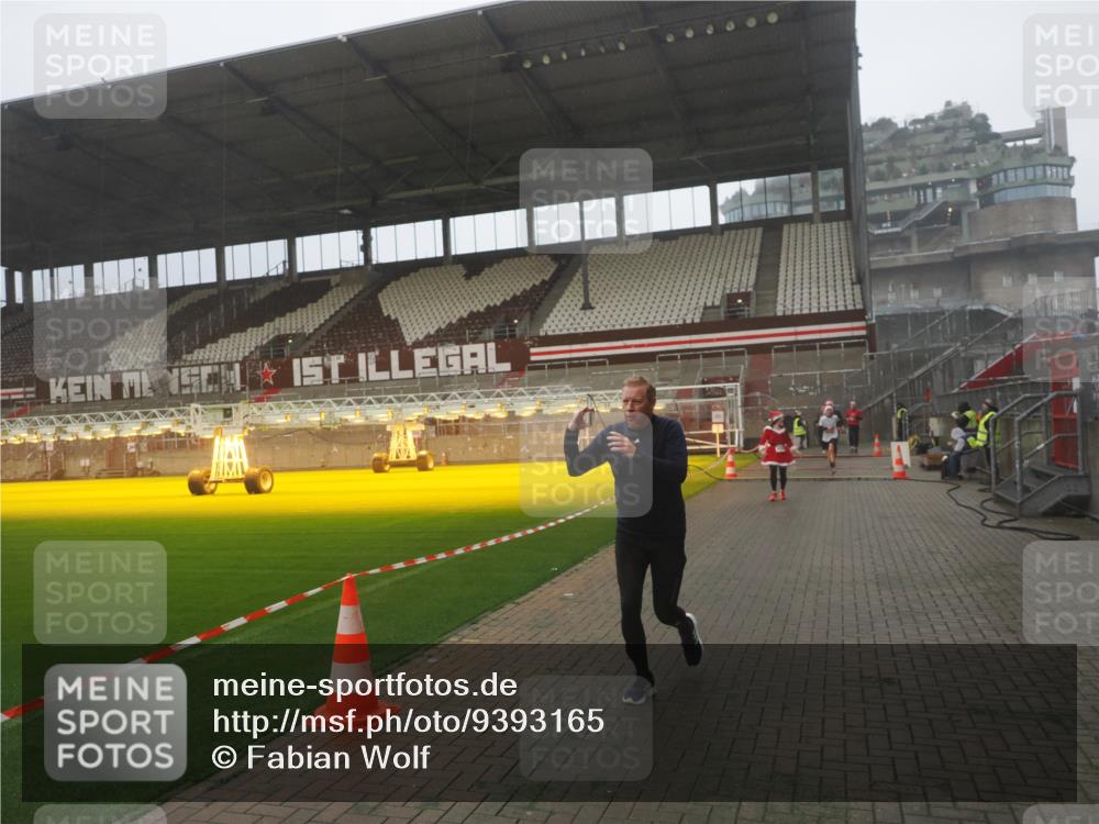 07.12.2025 - St. Pauli X-Mass-Run No. 15 Fabian Wolf http://msf.ph/oto/9393165 07.12.2025 10:16:28 Ziel 394, 1328, 2743, 4362, 4510 meine-sportfotos.de