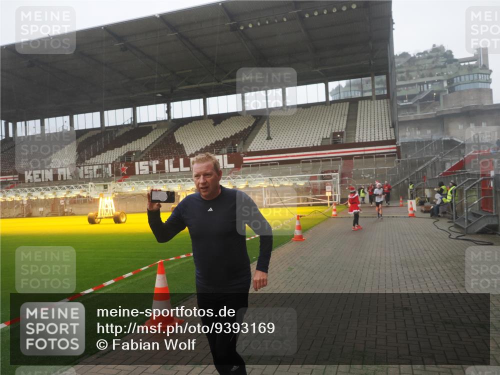 07.12.2025 - St. Pauli X-Mass-Run No. 15 Fabian Wolf http://msf.ph/oto/9393169 07.12.2025 10:16:29 Ziel 1328, 2743, 4362, 4363, 4510 meine-sportfotos.de