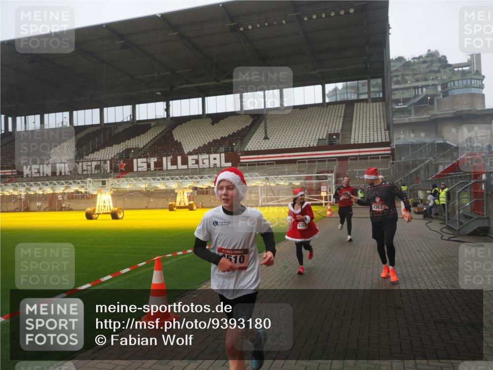 07.12.2025 - St. Pauli X-Mass-Run No. 15 Fabian Wolf http://msf.ph/oto/9393180 07.12.2025 10:16:35 Ziel 2185, 2266, 4362, 4363, 4510 meine-sportfotos.de