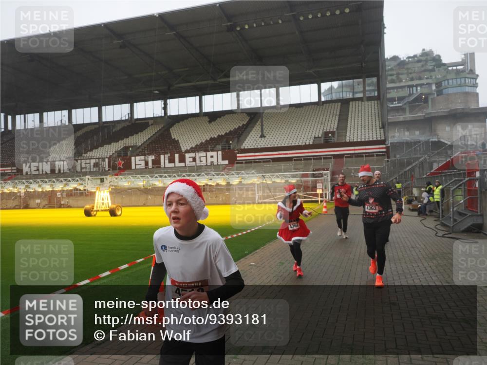 07.12.2025 - St. Pauli X-Mass-Run No. 15 Fabian Wolf http://msf.ph/oto/9393181 07.12.2025 10:16:35 Ziel 2185, 2266, 4362, 4363, 4510 meine-sportfotos.de