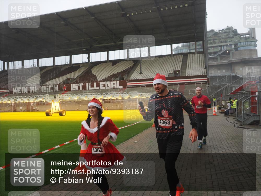 07.12.2025 - St. Pauli X-Mass-Run No. 15 Fabian Wolf http://msf.ph/oto/9393187 07.12.2025 10:16:36 Ziel 2185, 2266, 4362, 4363, 4510 meine-sportfotos.de