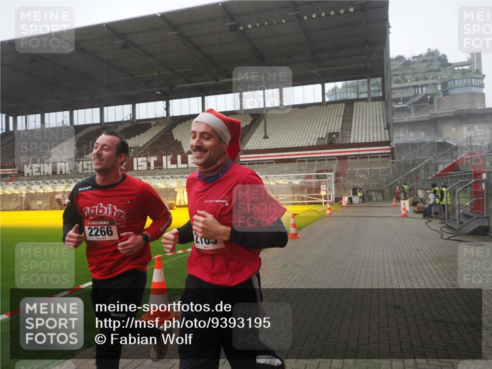 07.12.2025 - St. Pauli X-Mass-Run No. 15 Fabian Wolf http://msf.ph/oto/9393195 07.12.2025 10:16:38 Ziel 2185, 2266, 4362, 4363, 4510 meine-sportfotos.de