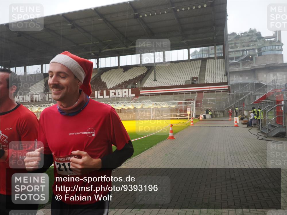 07.12.2025 - St. Pauli X-Mass-Run No. 15 Fabian Wolf http://msf.ph/oto/9393196 07.12.2025 10:16:38 Ziel 2185, 2266, 4362, 4363, 4510 meine-sportfotos.de