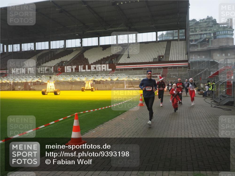 07.12.2025 - St. Pauli X-Mass-Run No. 15 Fabian Wolf http://msf.ph/oto/9393198 07.12.2025 10:16:47 Ziel 1989, 1997, 2185, 2266, 3633, 4356, 4359, 4363, 4510, 4769 meine-sportfotos.de
