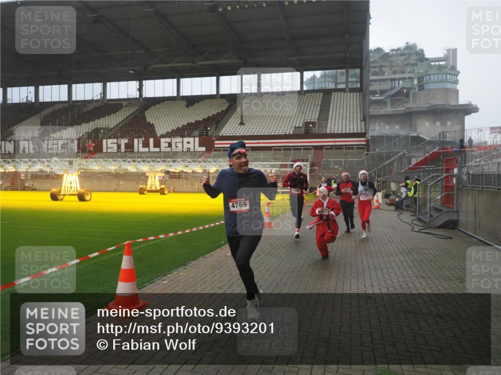 07.12.2025 - St. Pauli X-Mass-Run No. 15 Fabian Wolf http://msf.ph/oto/9393201 07.12.2025 10:16:48 Ziel 1989, 1997, 2185, 2266, 3633, 4356, 4359, 4363, 4769 meine-sportfotos.de