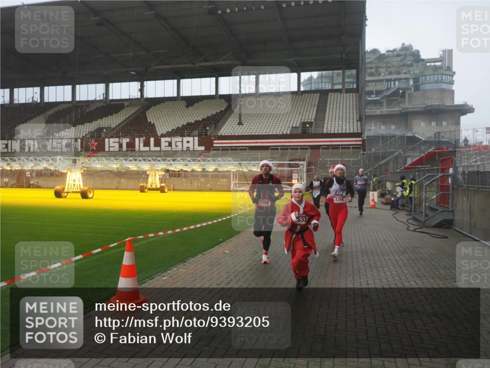 07.12.2025 - St. Pauli X-Mass-Run No. 15 Fabian Wolf http://msf.ph/oto/9393205 07.12.2025 10:16:49 Ziel 1620, 1989, 1997, 2185, 2266, 3633, 4356, 4359, 4363, 4769 meine-sportfotos.de
