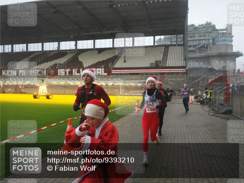 07.12.2025 - St. Pauli X-Mass-Run No. 15 Fabian Wolf http://msf.ph/oto/9393210 07.12.2025 10:16:50 Ziel 1620, 1989, 1997, 2185, 2266, 3633, 4356, 4359, 4769 meine-sportfotos.de
