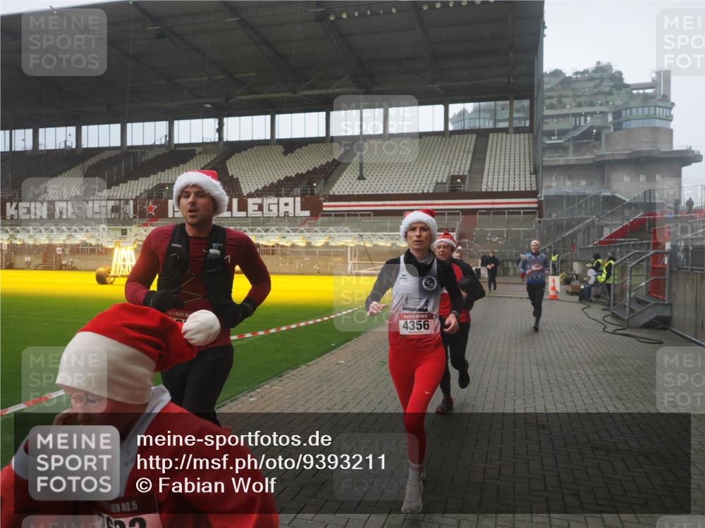 07.12.2025 - St. Pauli X-Mass-Run No. 15 Fabian Wolf http://msf.ph/oto/9393211 07.12.2025 10:16:50 Ziel 1620, 1989, 1997, 2185, 2266, 3633, 4356, 4359, 4769 meine-sportfotos.de