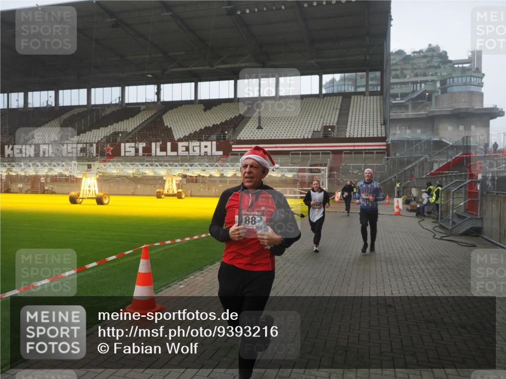 07.12.2025 - St. Pauli X-Mass-Run No. 15 Fabian Wolf http://msf.ph/oto/9393216 07.12.2025 10:16:51 Ziel 1620, 1989, 1997, 2185, 2266, 3633, 4356, 4359, 4769 meine-sportfotos.de