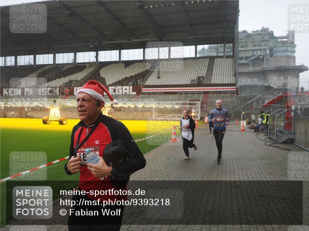 07.12.2025 - St. Pauli X-Mass-Run No. 15 Fabian Wolf http://msf.ph/oto/9393218 07.12.2025 10:16:51 Ziel 1620, 1989, 1997, 2185, 2266, 3633, 4356, 4359, 4769 meine-sportfotos.de