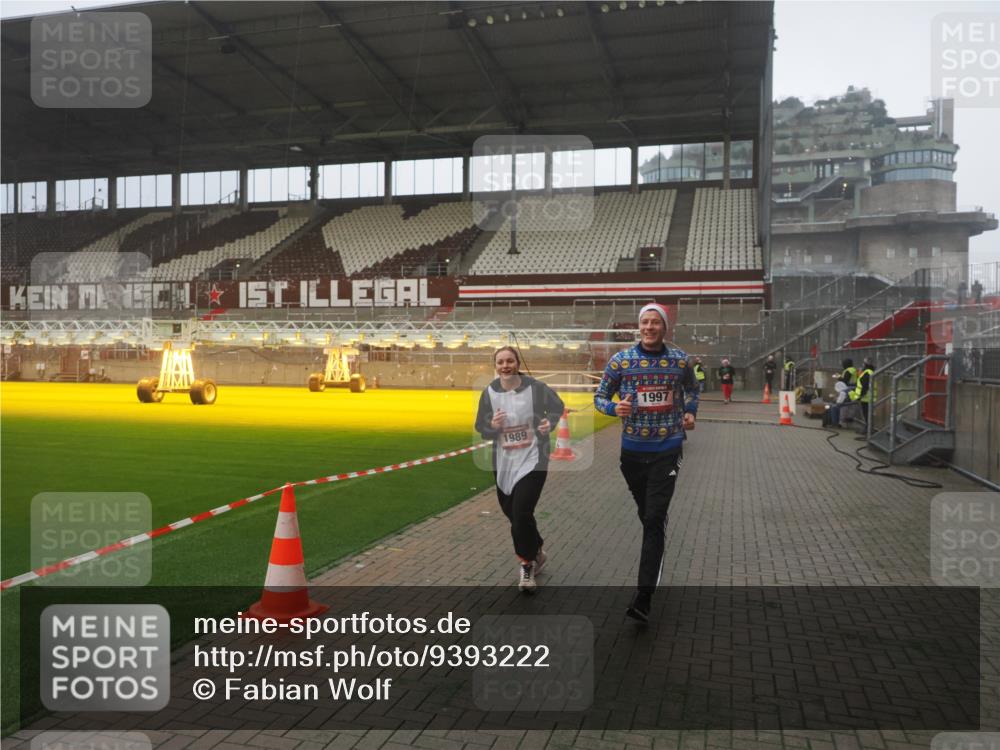 07.12.2025 - St. Pauli X-Mass-Run No. 15 Fabian Wolf http://msf.ph/oto/9393222 07.12.2025 10:16:52 Ziel 1620, 1989, 1997, 3633, 4356, 4359, 4769 meine-sportfotos.de