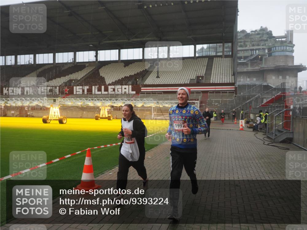 07.12.2025 - St. Pauli X-Mass-Run No. 15 Fabian Wolf http://msf.ph/oto/9393224 07.12.2025 10:16:52 Ziel 1620, 1989, 1997, 3633, 4356, 4359, 4769 meine-sportfotos.de