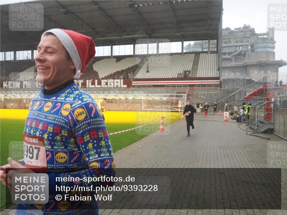 07.12.2025 - St. Pauli X-Mass-Run No. 15 Fabian Wolf http://msf.ph/oto/9393228 07.12.2025 10:16:53 Ziel 1620, 1989, 1997, 2694, 3633, 4356, 4359, 4769 meine-sportfotos.de