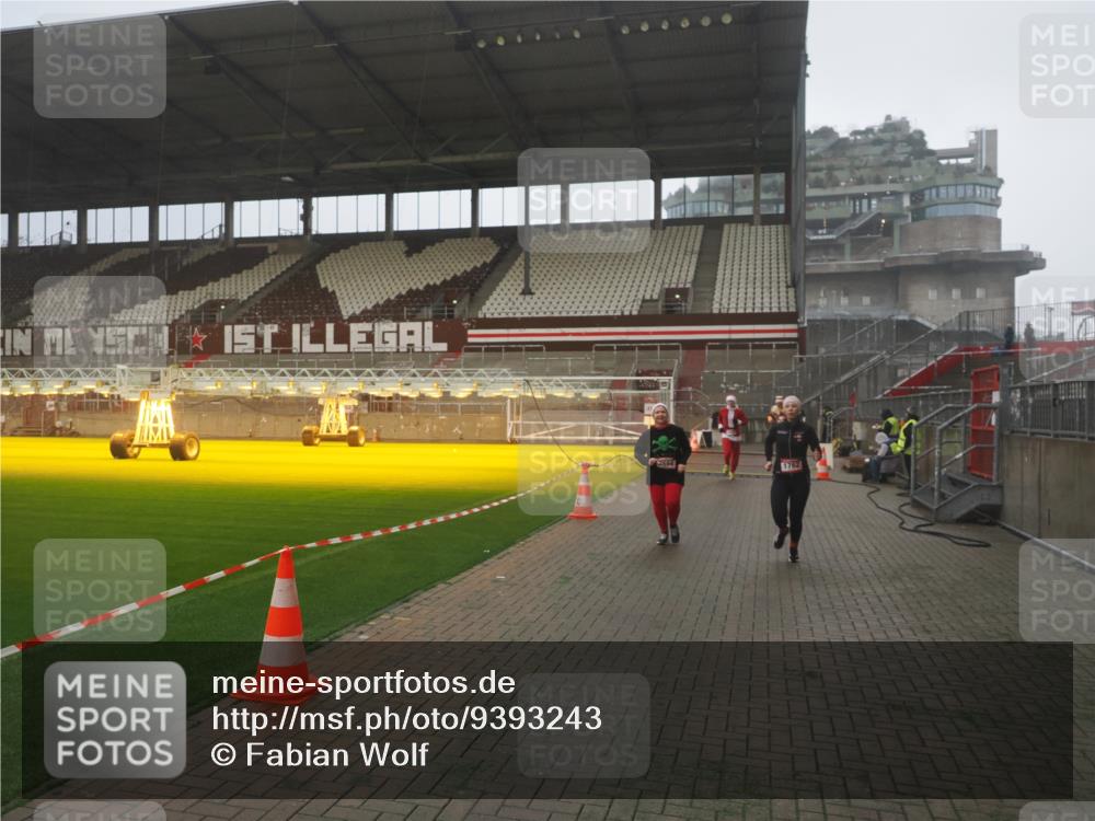 07.12.2025 - St. Pauli X-Mass-Run No. 15 Fabian Wolf http://msf.ph/oto/9393243 07.12.2025 10:17:02 Ziel 1620, 1762, 1989, 1997, 2694, 3229, 3633, 3987, 4356, 4359, 4769 meine-sportfotos.de
