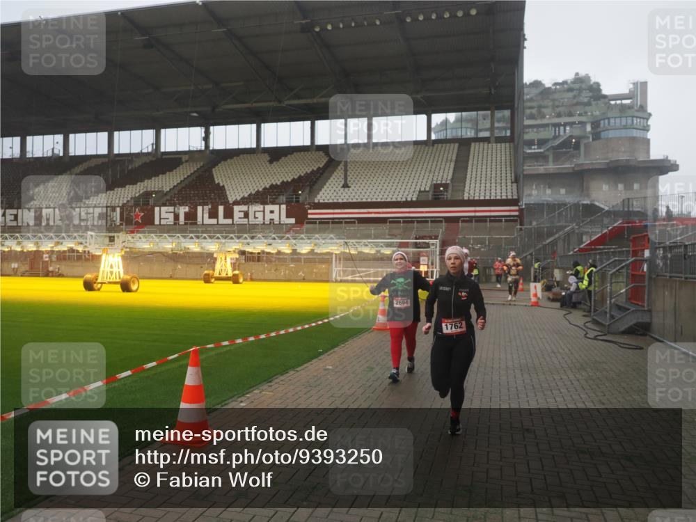 07.12.2025 - St. Pauli X-Mass-Run No. 15 Fabian Wolf http://msf.ph/oto/9393250 07.12.2025 10:17:03 Ziel 1620, 1762, 1989, 1997, 2694, 3229, 3987, 4356, 4359, 4769 meine-sportfotos.de