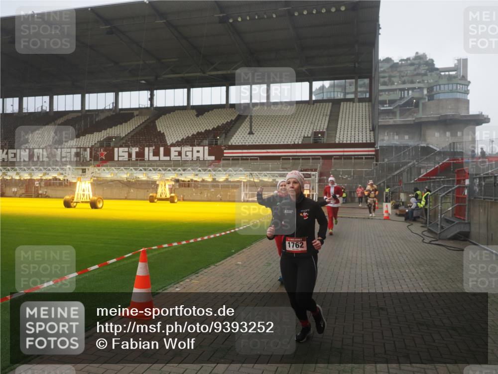 07.12.2025 - St. Pauli X-Mass-Run No. 15 Fabian Wolf http://msf.ph/oto/9393252 07.12.2025 10:17:04 Ziel 1620, 1762, 1989, 1997, 2694, 3229, 3987, 4356, 4359 meine-sportfotos.de