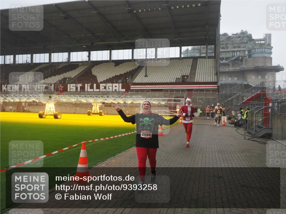 07.12.2025 - St. Pauli X-Mass-Run No. 15 Fabian Wolf http://msf.ph/oto/9393258 07.12.2025 10:17:05 Ziel 1620, 1762, 1989, 1997, 2694, 3229, 3987 meine-sportfotos.de