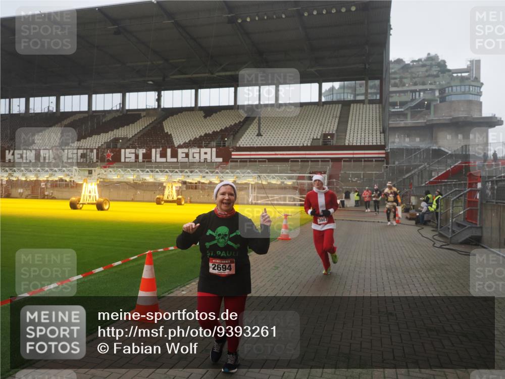 07.12.2025 - St. Pauli X-Mass-Run No. 15 Fabian Wolf http://msf.ph/oto/9393261 07.12.2025 10:17:05 Ziel 1620, 1762, 1989, 1997, 2694, 3229, 3987 meine-sportfotos.de