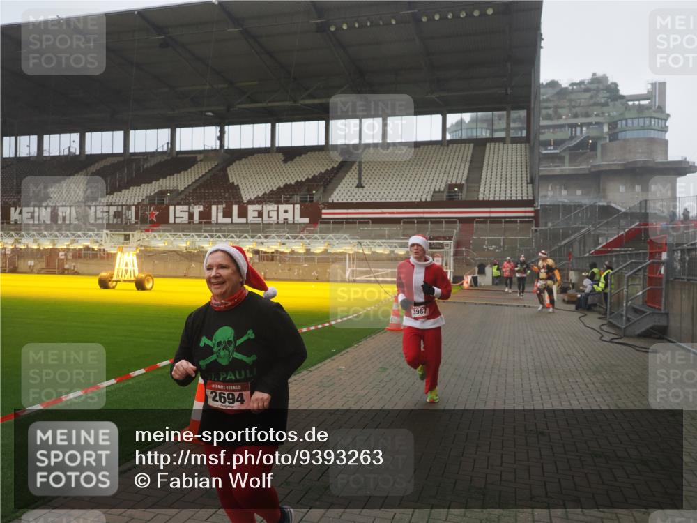 07.12.2025 - St. Pauli X-Mass-Run No. 15 Fabian Wolf http://msf.ph/oto/9393263 07.12.2025 10:17:06 Ziel 1620, 1762, 1989, 1997, 2694, 3229, 3522, 3987 meine-sportfotos.de