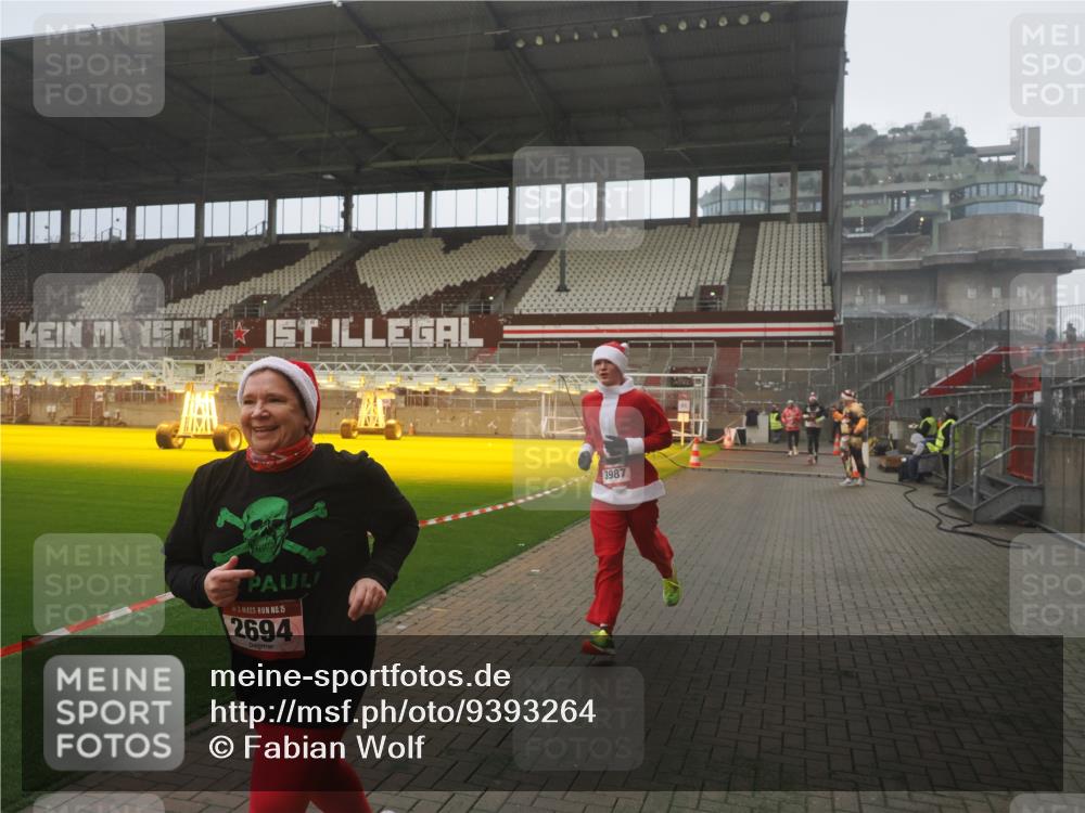 07.12.2025 - St. Pauli X-Mass-Run No. 15 Fabian Wolf http://msf.ph/oto/9393264 07.12.2025 10:17:06 Ziel 1620, 1762, 1989, 1997, 2694, 3229, 3522, 3987 meine-sportfotos.de