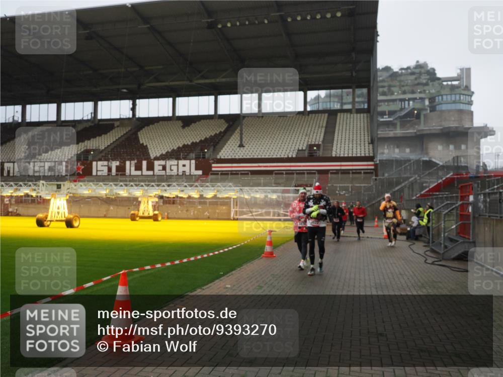 07.12.2025 - St. Pauli X-Mass-Run No. 15 Fabian Wolf http://msf.ph/oto/9393270 07.12.2025 10:17:14 Ziel 257, 268, 1762, 3229, 3522, 3874, 3987, 4114, 4764 meine-sportfotos.de