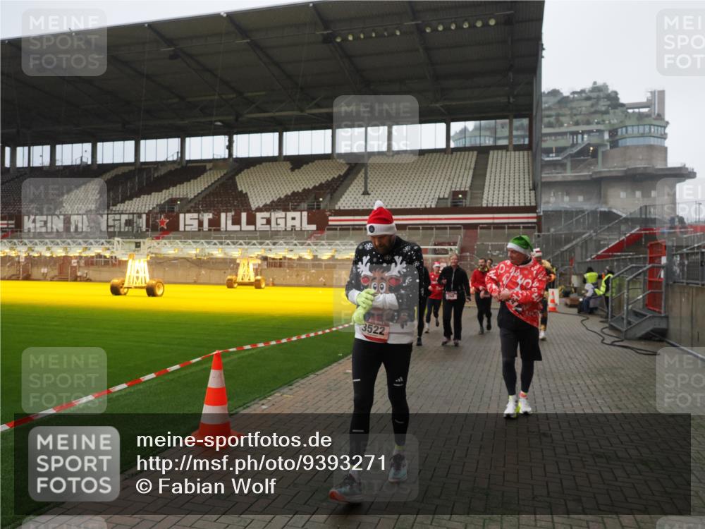07.12.2025 - St. Pauli X-Mass-Run No. 15 Fabian Wolf http://msf.ph/oto/9393271 07.12.2025 10:17:18 Ziel 257, 268, 3229, 3522, 3874, 3987, 4114, 4339, 4764 meine-sportfotos.de