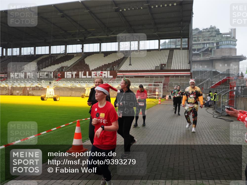 07.12.2025 - St. Pauli X-Mass-Run No. 15 Fabian Wolf http://msf.ph/oto/9393279 07.12.2025 10:17:22 Ziel 257, 268, 2688, 3522, 3874, 4114, 4339, 4764 meine-sportfotos.de